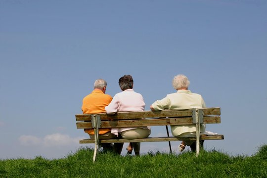 Rentner auf einer Bank