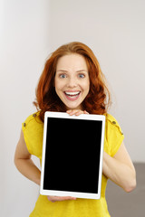 lachende frau zeigt ein tablet