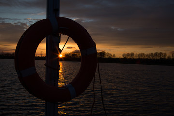 Rettungsring im Sonnenuntergang