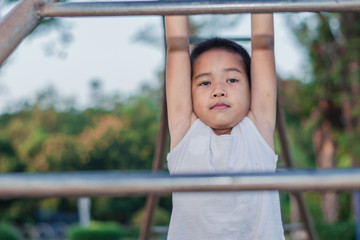 Obraz premium Boy with exercise machines in the park