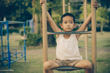 Obraz premium Boy with exercise machines in the park
