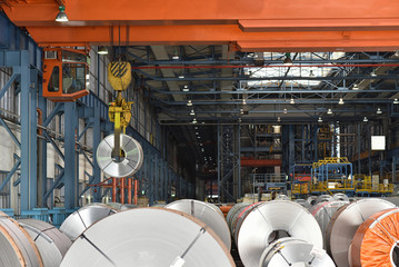 Lager mit Blechrollen in einer Industriehalle eines Walzwerkes // metal rollers in an industrial hall of a rolling mill