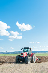 Obraz premium Tractor arando las tierras