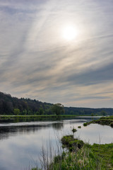 Fluss Landschaft bei leicht bedecktem Himmel