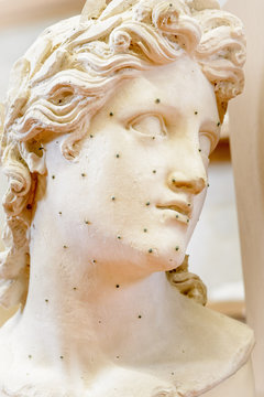 Escultura, busto en el taller del escultor. Sarampi&oacute;n