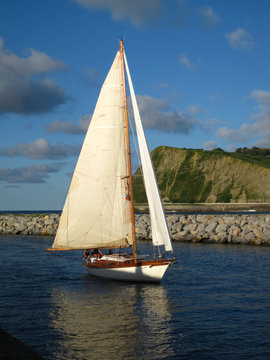 Velero hacia el puerto