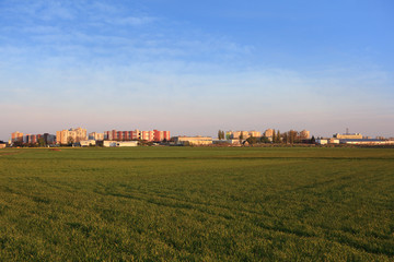 Krajobraz wiejski, bloki i budynki mieszkalne w Opolu