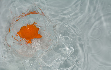 Wasser in der Wanne mit orange Spielsachen