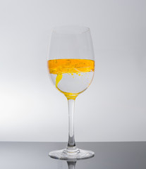 Glas gefüllt mit Getränk für das anstossen an Party