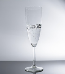 Aperitif glas gefüllt mit Getränk