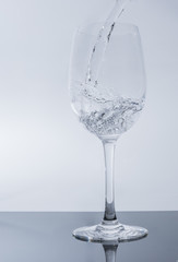 Trinkwasser in Glas eingiessen