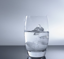 Trinkwasser - Mineralwasser mit Eiswürfel