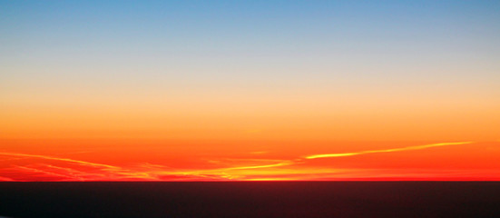 Obraz premium Sonnenaufgang im Flugzeug