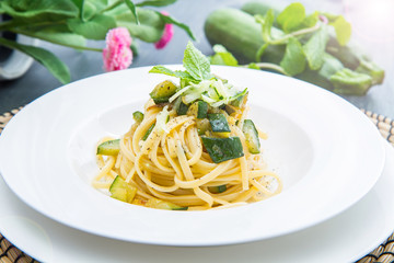 piatto di spaghetti con zucchine e foglie di menta  © Lsantilli