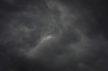 Obraz premium Ciemne chmury burzowe przed deszczem. Zła pogoda.