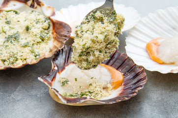 capesante fresche con gratinatura di pane e prezzemolo 