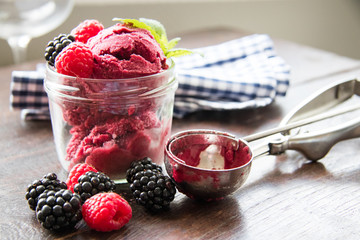 Beeren mit Eiscreme