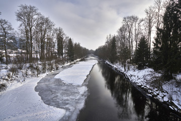 Die halbvereiste Emme bei Lauperswil