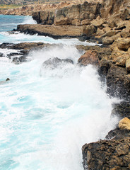 Welle trifft mit Wucht auf Küste Zyperns