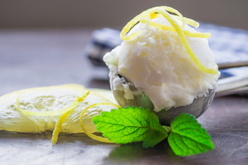 Zitronen Eiscreme