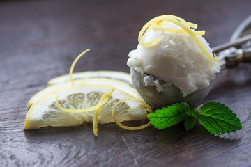 Zitronen Eiscreme
