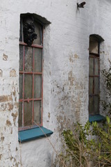 Alte Fenster einer  Scheune in verlassem Bauerhof