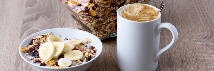 Frühstück mit Kaffee und Müsli