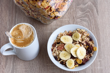 Frühstückstisch mit Kaffee und Müsli