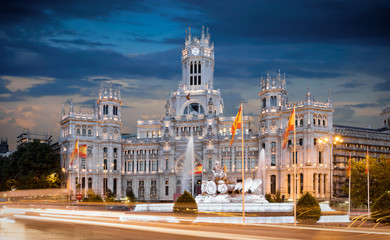 Fototapeta premium Palacio de Communicaciones in Madrid bei Nacht mit vorbeifahrenden Autos