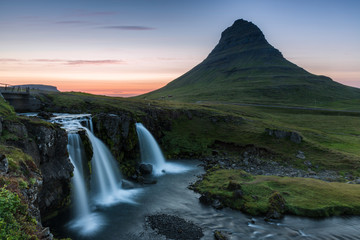 Fototapeta na wymiar Der Berg Kirkjufell mit Wasserfall auf Island im Abendlicht