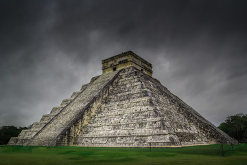 Fototapeta na wymiar Chichen Itza El Castillo Mayan Pyramide in Yucatan Mexico