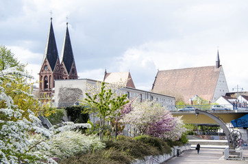 Oderpromenade in Frankfurt an der Oder zur Zeit der Baumblüte im April mit Friedenskirche, historischem Hafenkran und Konzerthalle Carl Philipp Emanuel Bach