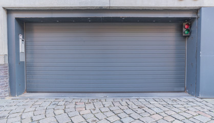 Graues Rolltor einer Tiefgarage