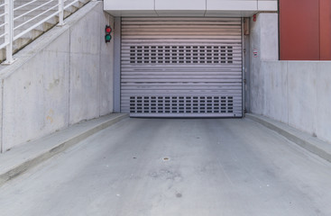 Auffahrt eines Parkhauses mit Metalltor