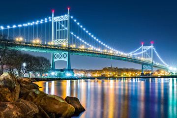 Robert F. Kennedy Bridge (aka Triboro Bridge) by night viewed from Randalls Island, New York - obrazy, fototapety, plakaty