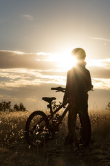 Obraz premium Boy mountain biker in a field 