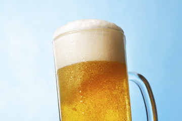 ビール　Pouring beer into glass