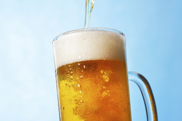 ビール　Pouring beer into glass
