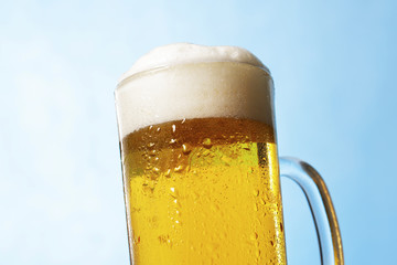 ビール　Pouring beer into glass
