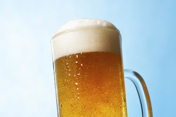 ビール　Pouring beer into glass