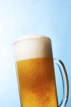 ビール　Pouring beer into glass