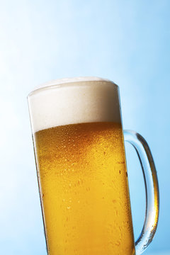 ビール　Pouring beer into glass