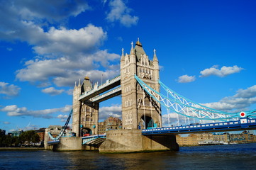 Tower Bridge - Postkartenhimmel