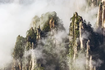 Zelfklevend Fotobehang Huangshan Clouds above the peaks of Huangshan National park.