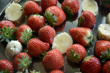 Plateau de fraises et de bananes coupées