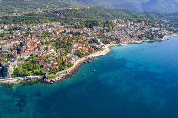 Naklejka premium Top view of the beautiful city on the seashore
