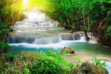 Fototapeten Schöner Wasserfall im tropischen Wald © totojang1977