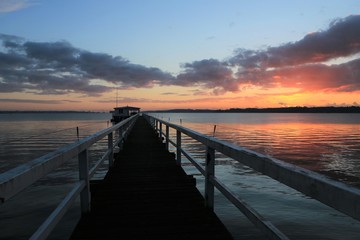 Fototapeta premium romantyczny wschód słońca nad morzem