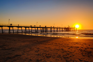 Obraz premium Glenelg beach jetty with people