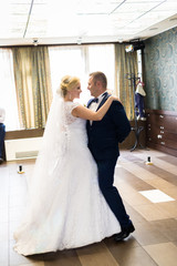 Fototapeta premium Wedding couple and their first dance